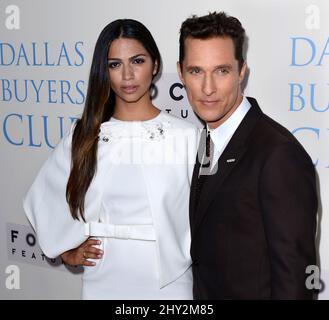 Matthew McConaughey, Camila Alves arriva alla prima di 'allas Buyers Club' a Los Angeles, California. Foto Stock