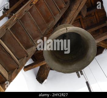 Campana incrinato nella Chiesa di San Francisco (Iglesia de San Francisco), Quito, Ecuador Foto Stock