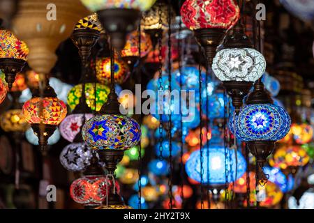 Interni di negozio di luci a Camden Market nel nord di Londra, Regno Unito, con lampade a sospensione in vetro colorato in stile orientale. Foto Stock