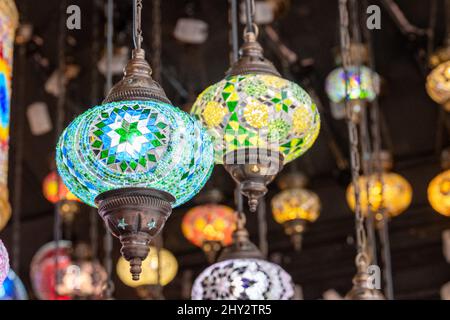 Interni di negozio di luci a Camden Market nel nord di Londra, Regno Unito, con lampade a sospensione in vetro colorato in stile orientale. Foto Stock