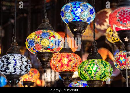 Interni di negozio di luci a Camden Market nel nord di Londra, Regno Unito, con lampade a sospensione in vetro colorato in stile orientale. Foto Stock