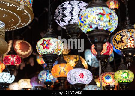 Interni di negozio di luci a Camden Market nel nord di Londra, Regno Unito, con lampade a sospensione in vetro colorato in stile orientale. Foto Stock