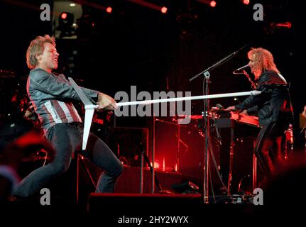 Bon Jovi si esibisce durante il suo tour "perché possiamo" alla PNC Arena Foto Stock
