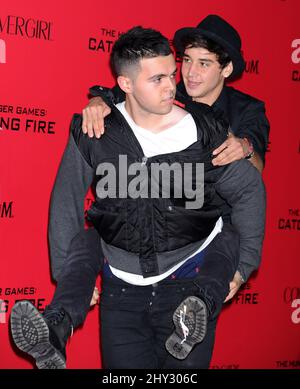 James Yammoumi e Jai Brooks, i Janoskiani che hanno partecipato alla prima di "The Hunger Games: Catching Fire" a Los Angeles, California. Foto Stock