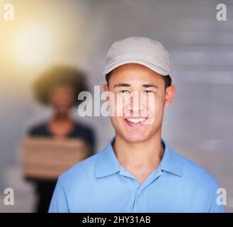 Un altro cliente felice. Ritratto di un uomo felice consegna che fa una consegna ad una donna d'affari nel suo ufficio. Foto Stock