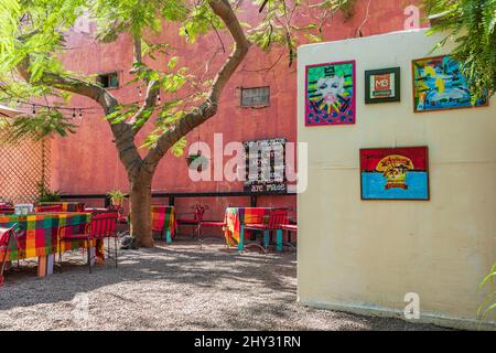 Loreto, Baja California sur, Messico. Novembre 17, 2021. Posto a sedere all'aperto nel cortile presso un bar ristorante di Loreto. Foto Stock