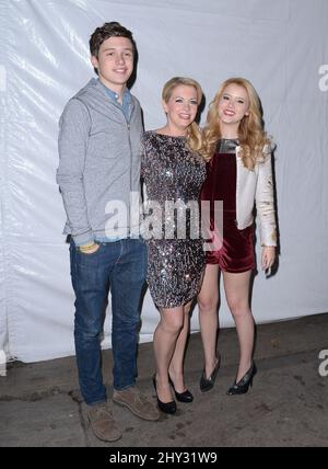 Nick Robinson, Melissa Joan Hart, Taylor Sprietler arriva alla sfilata annuale di Natale di Hollywood 82nd, domenica 1 dicembre 2013 a Los Angeles. Foto Stock