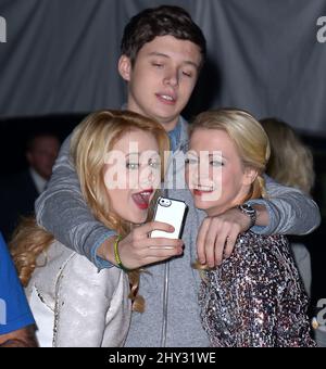 Nick Robinson, Melissa Joan Hart, Taylor Sprietler arriva alla sfilata annuale di Natale di Hollywood 82nd, domenica 1 dicembre 2013 a Los Angeles. Foto Stock