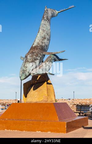 Loreto, Baja California sur, Messico. Novembre 17, 2021. Una scultura pubblica di una balena madre e di un bambino a Loreto. Foto Stock