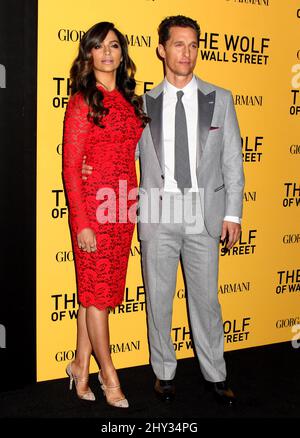 Camila Alves e Matthew McConaughey hanno partecipato alla prima di 'il lupo di Wall Street' a New York. Foto Stock