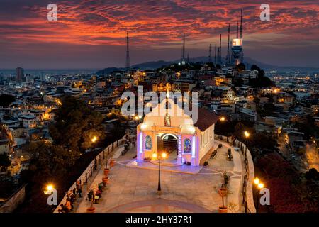 Cappella della collina di Santa Ana (Iglesia del Cerro Santa Ana) al tramonto, Las Peñas, Guayaquil, Ecuador Foto Stock