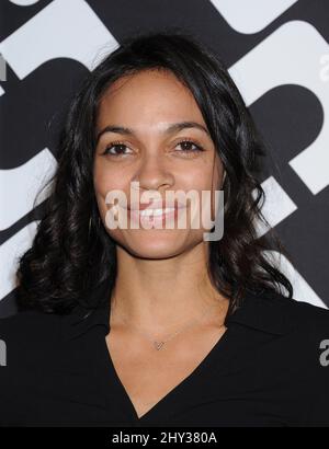 Rosario Dawson partecipa al Journey of A Dress Exhibition di Diane von Furstenberg che si tiene presso il Wilshire May Company Building a Los Angeles, USA. Foto Stock