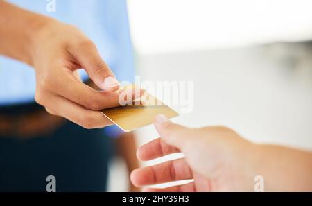 Non vedo l'ora di portare con me questa casa. Scatto di due persone che scambiano carte bancarie per completare un acquisto. Foto Stock