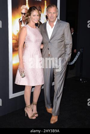 Kevin Costner, Christine Baumgartner che partecipa alla prima "Jack Ryan: Shadow Recruit" tenutasi al Chinese Theatre di Los Angeles, USA. Foto Stock