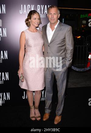 Kevin Costner, Christine Baumgartner che partecipa alla prima "Jack Ryan: Shadow Recruit" tenutasi al Chinese Theatre di Los Angeles, USA. Foto Stock