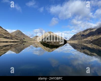 Ipnotizzante paesaggio di montagna che si riflette nel lago moke, Nuova Zelanda Foto Stock