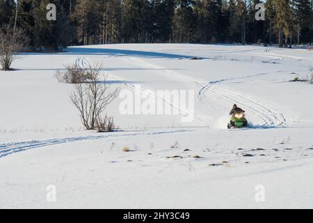 Montagne polacche di Tatra, escursioni in motoslitta e in inverno, cime di montagna e un muro di alberi di montagna Foto Stock