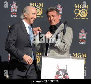 Sylvester Stallone e Gary Barber sono presenti al Metro-Goldwyn-Mayer per festeggiare i 90th anni con Sylvester Stallone e il presidente e CEO di MGM Gary Barber che si uniranno a Leo il Leone alla sua cerimonia di stampa Paw al TCL Chinese Theatre di Hollywood, California, il 22 gennaio 2014. Foto Stock