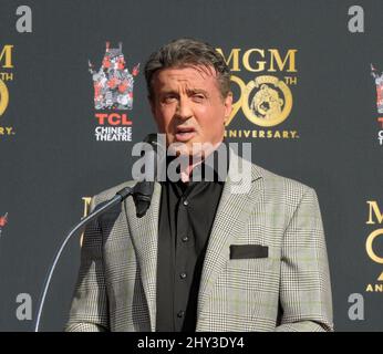 Sylvester Stallone partecipa al Metro-Goldwyn-Mayer per festeggiare i 90th anni con Sylvester Stallone e il presidente e CEO di MGM Gary Barber che si unisce a Leo il Leone alla sua cerimonia di stampa Paw al TCL Chinese Theatre di Hollywood, California, il 22 gennaio 2014. Foto Stock