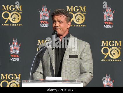 Sylvester Stallone partecipa al Metro-Goldwyn-Mayer per festeggiare i 90th anni con Sylvester Stallone e il presidente e CEO di MGM Gary Barber che si unisce a Leo il Leone alla sua cerimonia di stampa Paw al TCL Chinese Theatre di Hollywood, California, il 22 gennaio 2014. Foto Stock