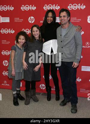 Ashley Aufderheide, Imogene Wolodarsky, Zoe Saldana, Mark Ruffalo che frequenta la premiazione dell'Orso Polar infinitamente al Sundance Film Festival 2014, Eccles Theatre Foto Stock