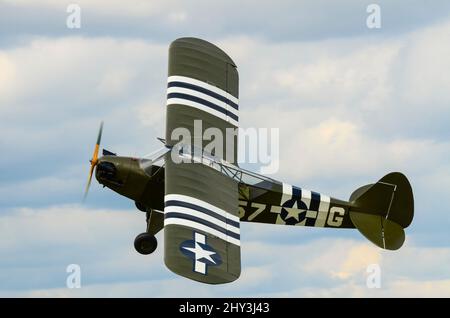 Piper J-3C-65 Cub, Piper J-3 Cub secondo piano americano di avvistamento della guerra. Aeroplano del corpo dell'aria dell'esercito degli Stati Uniti, nelle strisce di invasione di D-Day Foto Stock