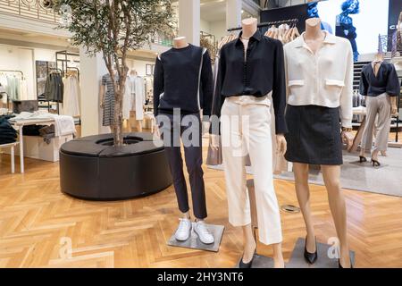 Il Club Monaco è un negozio di moda di lusso a prezzi accessibili nell'edificio storico Charles Scribner's Sons sulla Fifth Avenue, NYC, USA 2022 Foto Stock