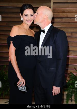 Bruce Willis e la moglie Emma HeMing hanno partecipato al Vanity Fair Oscar Party ospitato dall'editore Graydon carter al parcheggio Sunset Plaza di Los Angeles, USA. Foto Stock