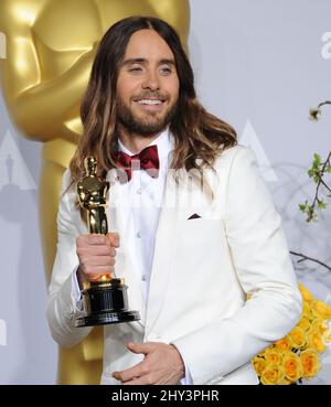 Jared Leto si pone nella sala stampa con il premio per il miglior attore in un ruolo di supporto per il 'allas Buyers Club' durante gli Oscar al Dolby Theatre di domenica 2 marzo 2014, a Los Angeles. Foto Stock