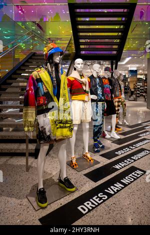 Il reparto di abbigliamento maschile di Saks Fifth Avenue flagship store presenta abbigliamento e accessori firmati, New York City, USA 2022 Foto Stock