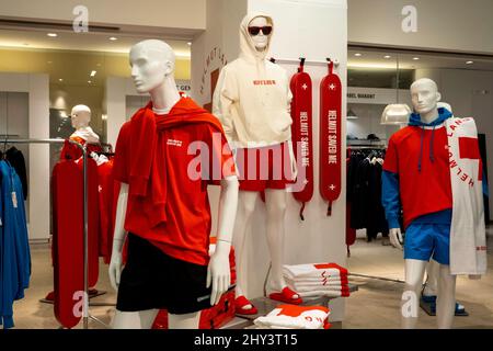 Il reparto di abbigliamento maschile di Saks Fifth Avenue flagship store presenta abbigliamento e accessori firmati, New York City, USA 2022 Foto Stock