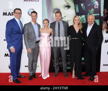 Jason Dohring, Rob Thomas, Kristen Bell, Ryan Hansen, Amanda Noret ed Enrico Colantoni arrivano per la Veronica Mars Los Angeles Premiere che si tiene al TCL Chinese Theatre di Hollywood, Los Angeles. Foto Stock