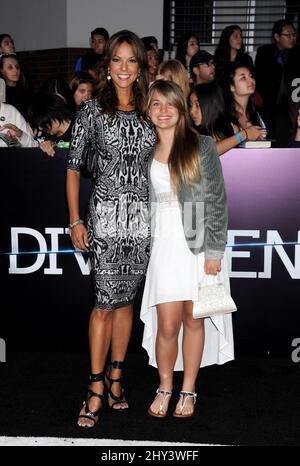 EVA LaRue e Kaya Callahan arrivano per la divergente Premiere che si tiene al Regent Bruin Theatre di Los Angeles. Foto Stock