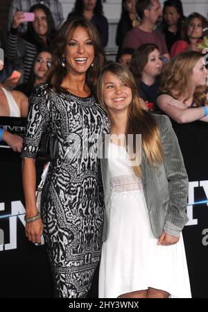 EVA LaRue & Kaya Callahan arrivo per la divergente Premiere tenuto al Regent Bruin Theatre di Los Angeles. Foto Stock