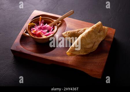 Quesadillas Doradas. Quesadillas fritto fatto con tortillas di mais, possono essere riempiti con qualsiasi piatto o ingrediente, come carne, patate o pesce come Foto Stock