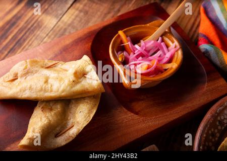 Quesadillas Doradas. Quesadillas fritto fatto con tortillas di mais, possono essere riempiti con qualsiasi piatto o ingrediente, come carne, patate o pesce come Foto Stock