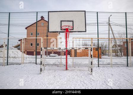 Campo di pallacanestro all'aperto coperto da neve, Salekhard, Yamalo-Nenets Autonomous Okrug, Russia Foto Stock