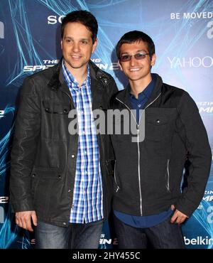 Ralph Macchio e Daniel Macchio preserano la prima "The Amazing Spider-Man 2" al Teatro Ziegfeld di New York Foto Stock