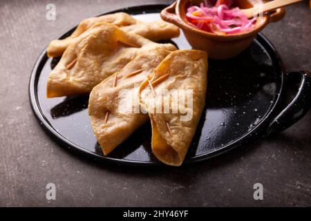 Quesadillas Doradas. Quesadillas fritto fatto con tortillas di mais, possono essere riempiti con qualsiasi piatto o ingrediente, come carne, patate o pesce come Foto Stock