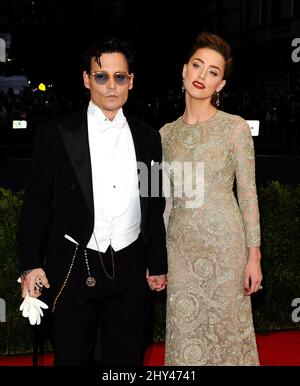 Johnny Depp e Amber hanno sentito arrivare al Costume Institute Benefit Gala per celebrare l'apertura della Charles James, Beyond Fashion Exhibition e il nuovo Centro Costume Anna Wintour. Il Metropolitan Museum of Art di New York. Foto Stock