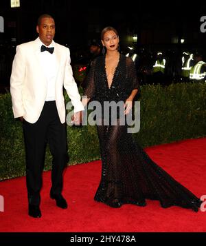 Jay-Z e la moglie Beyonce Knowles in arrivo al Costume Institute Benefit hanno incontrato Gala per celebrare l'apertura del Charles James, Beyond Fashion Exhibition e del nuovo Anna Wintour Costume Center. Il Metropolitan Museum of Art di New York. Foto Stock