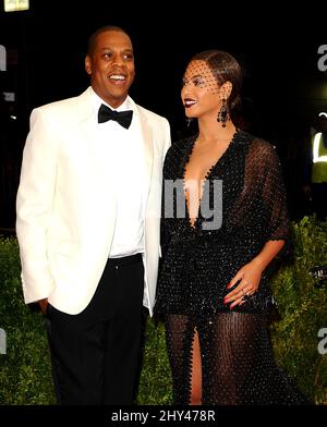 Jay-Z e la moglie Beyonce Knowles in arrivo al Costume Institute Benefit hanno incontrato Gala per celebrare l'apertura del Charles James, Beyond Fashion Exhibition e del nuovo Anna Wintour Costume Center. Il Metropolitan Museum of Art di New York. Foto Stock