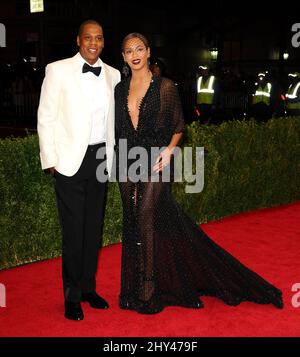 Jay-Z e la moglie Beyonce Knowles in arrivo al Costume Institute Benefit hanno incontrato Gala per celebrare l'apertura del Charles James, Beyond Fashion Exhibition e del nuovo Anna Wintour Costume Center. Il Metropolitan Museum of Art di New York. Foto Stock