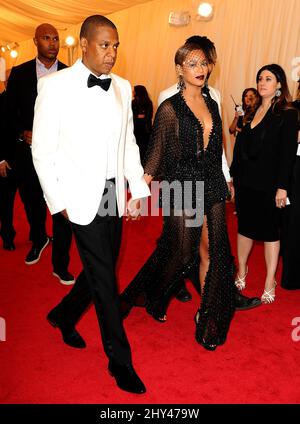 Jay-Z e la moglie Beyonce Knowles in arrivo al Costume Institute Benefit hanno incontrato Gala per celebrare l'apertura del Charles James, Beyond Fashion Exhibition e del nuovo Anna Wintour Costume Center. Il Metropolitan Museum of Art di New York. Foto Stock