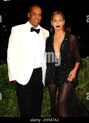 Jay-Z e la moglie Beyonce Knowles in arrivo al Costume Institute Benefit hanno incontrato Gala per celebrare l'apertura del Charles James, Beyond Fashion Exhibition e del nuovo Anna Wintour Costume Center. Il Metropolitan Museum of Art di New York. Foto Stock