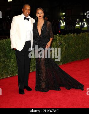 Jay-Z e la moglie Beyonce Knowles in arrivo al Costume Institute Benefit hanno incontrato Gala per celebrare l'apertura del Charles James, Beyond Fashion Exhibition e del nuovo Anna Wintour Costume Center. Il Metropolitan Museum of Art di New York. Foto Stock