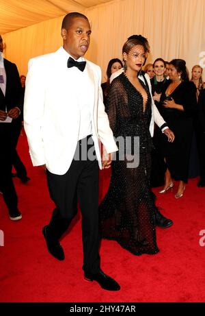 Jay-Z e la moglie Beyonce Knowles in arrivo al Costume Institute Benefit hanno incontrato Gala per celebrare l'apertura del Charles James, Beyond Fashion Exhibition e del nuovo Anna Wintour Costume Center. Il Metropolitan Museum of Art di New York. Foto Stock