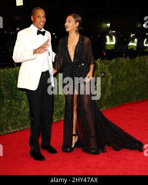 Jay-Z e la moglie Beyonce Knowles in arrivo al Costume Institute Benefit hanno incontrato Gala per celebrare l'apertura del Charles James, Beyond Fashion Exhibition e del nuovo Anna Wintour Costume Center. Il Metropolitan Museum of Art di New York. Foto Stock