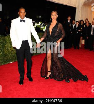 Jay-Z e la moglie Beyonce Knowles in arrivo al Costume Institute Benefit hanno incontrato Gala per celebrare l'apertura del Charles James, Beyond Fashion Exhibition e del nuovo Anna Wintour Costume Center. Il Metropolitan Museum of Art di New York. Foto Stock