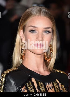 Rosie Huntington-Whiteley arriva al Costume Institute Benefit Gala festeggia l'apertura del Charles James, Beyond Fashion Exhibition e del nuovo Anna Wintour Costume Center. Il Metropolitan Museum of Art di New York. Foto Stock